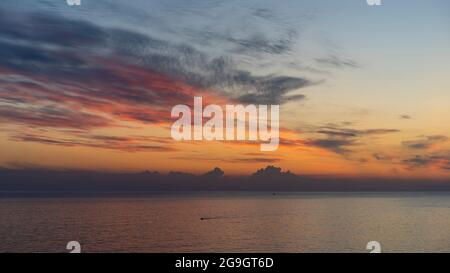 seascape mit einem schönen Sonnenuntergang auf dem Hintergrund des Meeres. Stockfoto