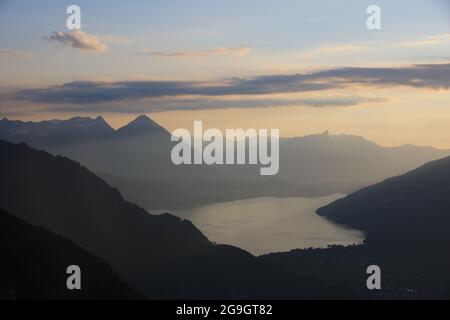 Mount Niesen und Lake Thun bei Sonnenuntergang. Stockfoto