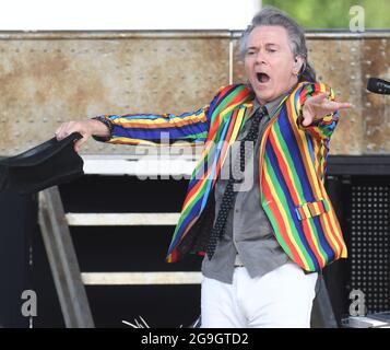 Readington, NJ 25. Juli 2021. Lawerence Gowan von Styx spielt beim 38. Jährlichen New Jersey Lottery Festival of Ballooning am 25. JULI 2021 in Readington, NJ, ein Konzert. Quelle: John Palmer/Media Punch/Alamy Live News Stockfoto