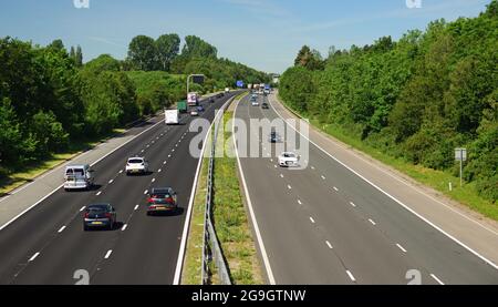 Die Autobahn M4 in der Nähe von Sutton Benger in Wiltshire, zwischen den Kreuzungen 16 und 17, mit Blick nach Westen. Stockfoto