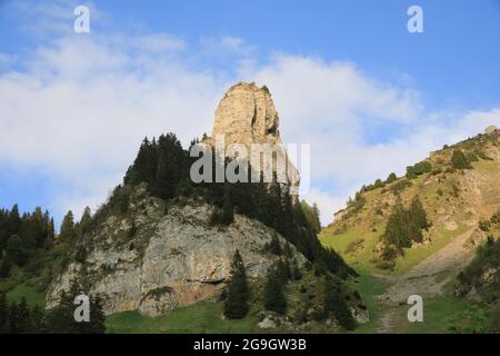 Roriwanghorn im Sommer. Schön geformter Berggipfel im Berner Oberland, Schweiz. Stockfoto