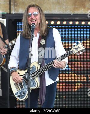 Readington, NJ 25. Juli 2021. Ricky Phillips von Styx preformt sein Konzert beim 38. Jährlichen New Jersey Lottery Festival of Ballooning am 25. JULI 2021 in Readington, NJ . Quelle: John Palmer/Media Punch/Alamy Live News Stockfoto