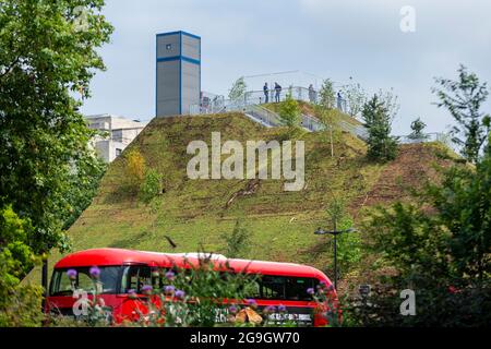 London, Großbritannien. 26. Juli 2021. Menschen auf dem Marble Arch Mound, der heute für die Öffentlichkeit zugänglich ist. Der künstliche Hügel, der 25 m hoch ist und einen Blick über das West End und den Hyde Park bietet, wurde vom Stadtrat von Westminster beauftragt, die Menschen nach der Sperre wieder in die Gegend zu bringen. Unter der Struktur befinden sich eine Galerie und ein Café. Die temporäre Attraktion bleibt bis Januar 2022 erhalten. Kredit: Stephen Chung / Alamy Live Nachrichten Stockfoto