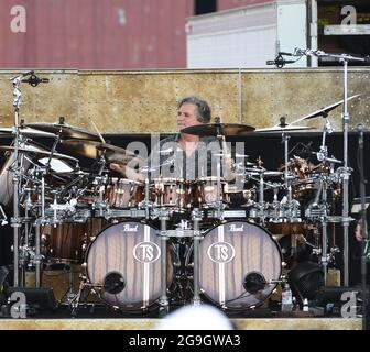 Readington, NJ 25. Juli 2021. Todd Sucherman von Styx spielt beim 38. Jährlichen New Jersey Lottery Festival of Ballooning am 25. JULI 2021 in Readington, NJ, ein Konzert. Quelle: John Palmer/Media Punch/Alamy Live News Stockfoto