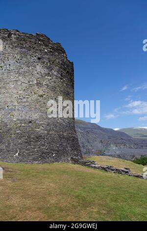 Dolbadarn Castle in Llanberis, Gwynedd, Nordwales. Mittelalterliche Burg auf einem Hügel mit blauem Himmel Stockfoto