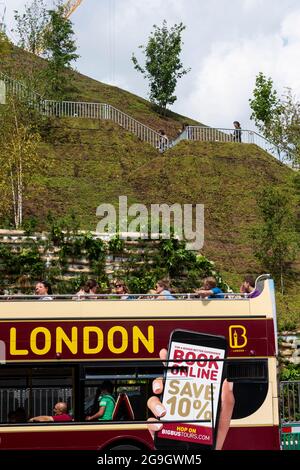 London, Großbritannien. 26. Juli 2021. Ein Reisebus fährt am Marble Arch Mound vorbei, der heute für die Öffentlichkeit zugänglich ist. Der künstliche Hügel, der 25 m hoch ist und einen Blick über das West End und den Hyde Park bietet, wurde vom Stadtrat von Westminster beauftragt, die Menschen nach der Sperre wieder in die Gegend zu bringen. Unter der Struktur befinden sich eine Galerie und ein Café. Die temporäre Attraktion bleibt bis Januar 2022 erhalten. Kredit: Stephen Chung / Alamy Live Nachrichten Stockfoto