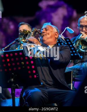 Zweite Ernennung des Pomigliano Jazz Festival Sonntags im römischen Amphitheater in Avella, tritt Enzo Avitabile in Begleitung des neapolitanischen Jazzorchesters unter der Leitung von Mario Raja auf und eröffnet den Pianisten Francesco Nastro mit dem "Solo Piano", Neapel von Scarlatti bis Calise mit Tributen an Pino Daniele im Jazz-Format. (Foto von Giovanni Esposito/Pacific Press/Sipa USA) Stockfoto