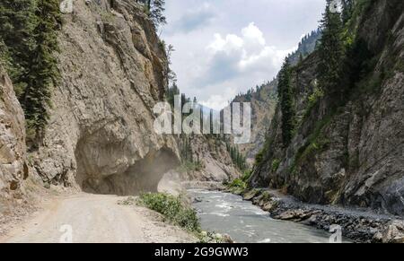 BANDIPORA, INDIEN, 26. JULI 2021 - EINE malerische Aussicht auf den Berg von der Gurez Autobahn im Himalaya, die Srinagar mit Gilgit Baltistan im Distrikt Bandipora am 26. Juli 2021 verbindet. Der Razdan-Pass ist der einzige Hochgebirgspass zwischen Srinagar und Gurez; er liegt auf einer Höhe von 11,672ft über dem Meeresspiegel. Die Straße über den Pass, genannt Bandipora-Gurez Autobahn, verbindet mehrere abgelegene Dörfer, einschließlich derjenigen in der Nähe der Loc mit Bandipora und Srinagar. (Foto von Adil Abass/Pacific Press/Sipa USA) Stockfoto