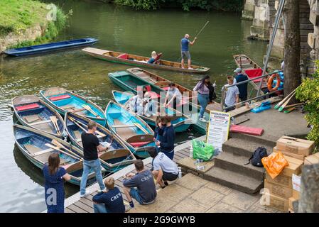 Im Bootshaus Magdalen Bridge auf dem River Cherwell, Oxford, England, Großbritannien, mieten Menschen kleine Ruderboote und traditionelle Punts Stockfoto