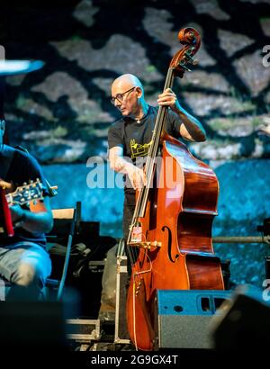 Zweite Ernennung des Pomigliano Jazz Festival Sonntags im römischen Amphitheater in Avella, tritt Enzo Avitabile in Begleitung des neapolitanischen Jazzorchesters unter der Leitung von Mario Raja auf und eröffnet den Pianisten Francesco Nastro mit dem "Solo Piano", Neapel von Scarlatti bis Calise mit Tributen an Pino Daniele im Jazz-Format. (Foto von Giovanni Esposito/Pacific Press/Sipa USA) Stockfoto