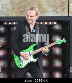 Readington, NJ 25. Juli 2021. James Young von Styx preformt sein Konzert beim 38. Jährlichen New Jersey Lottery Festival of Ballooning am 25. JULI 2021 in Readington, NJ . Quelle: John Palmer/Media Punch/Alamy Live News Stockfoto