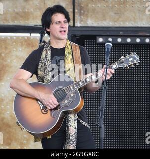 Readington, NJ 25. Juli 2021. Will Evankovich von Styx spielt beim 38. Jährlichen New Jersey Lottery Festival of Ballooning am 25. JULI 2021 in Readington, NJ, ein Konzert. Quelle: John Palmer/Media Punch/Alamy Live News Stockfoto