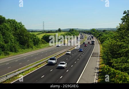 Die Autobahn M4 in der Nähe von Sutton Benger in Wiltshire, zwischen den Kreuzungen 16 und 17, mit Blick nach Osten. Stockfoto