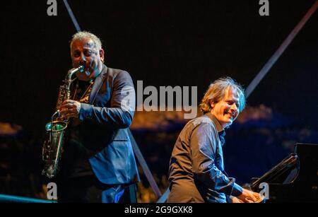 Zweite Ernennung des Pomigliano Jazz Festival Sonntags im römischen Amphitheater in Avella, tritt Enzo Avitabile in Begleitung des neapolitanischen Jazzorchesters unter der Leitung von Mario Raja auf und eröffnet den Pianisten Francesco Nastro mit dem "Solo Piano", Neapel von Scarlatti bis Calise mit Tributen an Pino Daniele im Jazz-Format. (Foto von Giovanni Esposito/Pacific Press/Sipa USA) Stockfoto