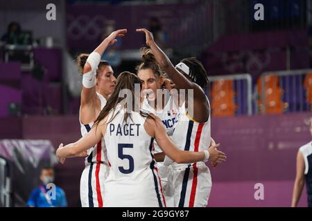 (210726) -- TOKIO, 26. Juli 2021 (Xinhua) -- die französischen Spieler feiern während der Runde des 3X3-Basketballwettspiels der Frauen zwischen Frankreich und dem ROC im Aomi Urban Sports Park in Tokio, Japan, am 26. Juli 2021. (Xinhua/Zhang Xiaoyu) Stockfoto