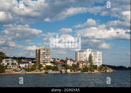 10.05.2018, Manly, Sydney, New South Wales, Australien - Wolkenlandschaft über Wohnhäusern entlang der Uferpromenade am Smedley's Point, Manly Harbour. Stockfoto