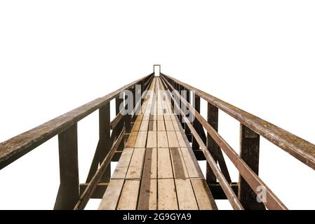 Alte Holzbrücke isoliert auf weißem Hintergrund. Eine Fußgängerbrücke über einen Weg, die sich bis zum Horizont erstreckt. Stockfoto