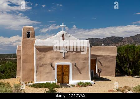 Golden, New Mexico - Katholische Kirche von San Francisco de Asis. Erbaut in den 1830er Jahren, nachdem Gold in der Gegend entdeckt wurde, wurde die Kirche für den Menschen verlassen Stockfoto