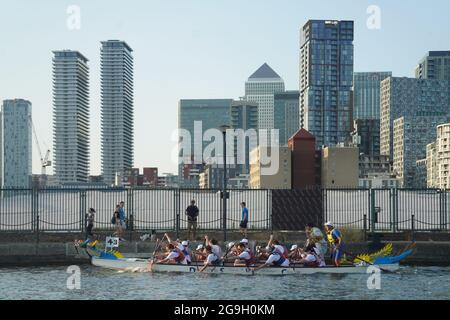 Barristers, die im Rahmen einer von Brick Court Chambers organisierten Spendenaktion an einem Drachenbootrennen im Docklands Sailing and Watersport Centre teilnehmen Stockfoto