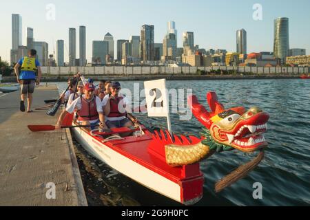 Barristers, die im Rahmen einer von Brick Court Chambers organisierten Spendenaktion an einem Drachenbootrennen im Docklands Sailing and Watersport Centre teilnehmen Stockfoto