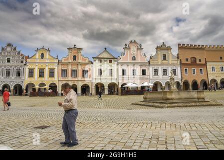 Historisches Zentrum von Telc mit dreieckigem Marktplatz, umgeben von Renaissance- und Barockburgern mit einer großen Vielfalt an Fassaden. Das historische C Stockfoto