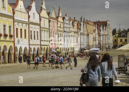 Historisches Zentrum von Telc mit dreieckigem Marktplatz, umgeben von Renaissance- und Barockburgern mit einer großen Vielfalt an Fassaden. Das historische C Stockfoto