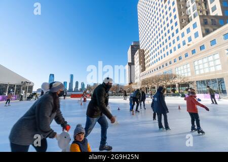 Brookfield Place Eisbahn inmitten der Pandemie von COVID-19 am 2021. Winter. Stockfoto