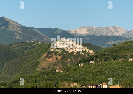 Labro (Rieti), eine kleine Stadt in der Nähe des Piediluco-Sees, Umbrien. Stockfoto