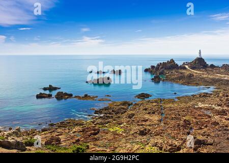 Leuchtturm La Corbiere an der südwestlichen Ecke von Jersey, Kanalinseln, Großbritannien, bei Ebbe. Stockfoto