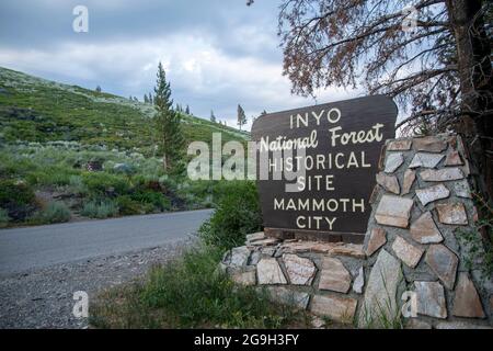 Mammoth City war eine alte Bergbaustadt am Stadtrand von Mammoth Lakes in Mono County, CA, USA. Stockfoto