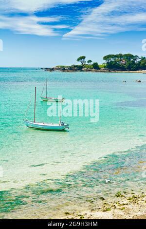 Zwei weiße Fischerboote in der Bucht in der Nähe des Le Hocq Tower am Südufer von Jersey, Channel Islands, Großbritannien, an einem sonnigen Sommertag. Stockfoto