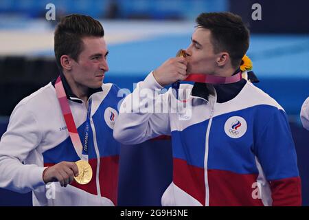 Tokio, Japan. Juli 2021. Der russische Turner des Olympischen Komitees, David Belyavskiy, links, reagiert, als Teamkollege Nikita Nagornyy seine Goldmedaille küsst, nachdem er am Montag, den 26. Juli 2021, das Mannschaftsfinale der Männer im Ariake Gymnastik Center bei den Olympischen Spielen in Tokio, Japan, gewonnen hat. Der ROC nahm das Gold, Japan das Silber und China die Bronze. Foto von Richard Ellis/UPI. Kredit: UPI/Alamy Live Nachrichten Stockfoto