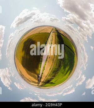 Kleiner Planet mit Blick auf eine Brücke und Weizenfelder unter dem blauen Himmel in Moldawien, kugelförmiges Panorama auf DJI Mavic Mini 2 Stockfoto