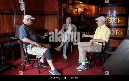 Peter Roche aus Finglas, Dublin, (Mitte) genießt ein Pint mit seinen Freunden Jack Edwards (rechts) aus Florida und Archie Rutledge aus Texas in Mulligans Bar an der Poolbeg Street in Dublin, da die Innengastronomie in Pubs und Restaurants in ganz Irland wiedereröffnet wurde und damit einen bedeutenden Schritt für den Gastgewerbe darstellt. Bilddatum: Montag, 26. Juli 2021. Stockfoto