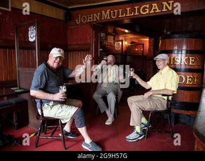 Peter Roche aus Finglas, Dublin, (Mitte) genießt ein Pint mit seinen Freunden Jack Edwards (rechts) aus Florida und Archie Rutledge aus Texas in Mulligans Bar an der Poolbeg Street in Dublin, da die Innengastronomie in Pubs und Restaurants in ganz Irland wiedereröffnet wurde und damit einen bedeutenden Schritt für den Gastgewerbe darstellt. Bilddatum: Montag, 26. Juli 2021. Stockfoto