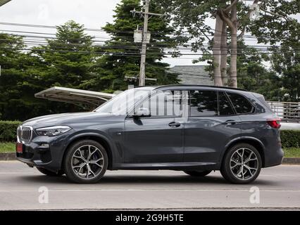 Chiangmai, Thailand -Juni 29 2021: Privatauto. BMW X5. Foto auf der Straße Nr. 1001 etwa 8 km von der Innenstadt von Chiangmai, thailand. Stockfoto