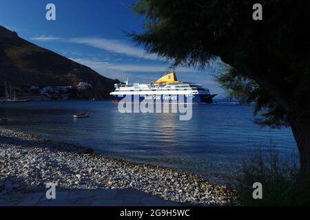 Blue Star Ferries Schiff die Chios Ankunft in Tilos, Dodekanes Inseln, Southern Aegean, Griechenland. Stockfoto