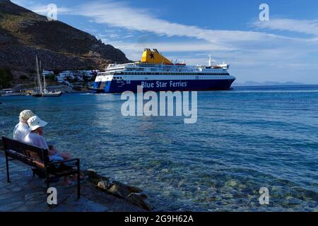 Blue Star Ferries Schiff die Chios Ankunft in Tilos, Dodekanes Inseln, Southern Aegean, Griechenland. Stockfoto