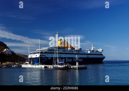 Blue Star Ferries Schiff die Chios Ankunft in Tilos, Dodekanes Inseln, Southern Aegean, Griechenland. Stockfoto