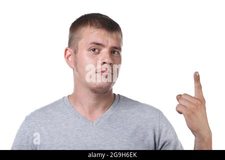 Porträt eines jungen Mannes mit Borsten, der den Zeigefinger nach oben zeigt Stockfoto