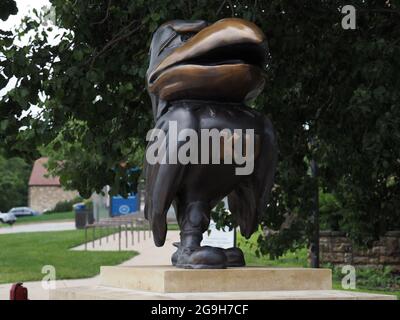 LAWRENCE, USA - 10. Jul 2021: Eine KU Jayhawks Statue am University of Kansas Natural History Museum in den USA Stockfoto