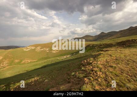 Am späten Nachmittag sammeln sich Wolken über den Afroalpinen Wiesen und hohen Gipfeln des Golden Gate Highlands National Park, Drakensberg Stockfoto