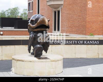 LAWRENCE, USA - 10. Jul 2021: Eine KU Jayhawks Statue am University of Kansas Natural History Museum in den USA Stockfoto