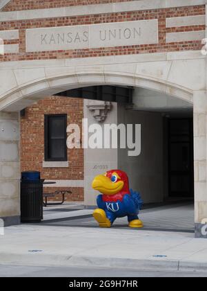 LAWRENCE, USA - 10. Jul 2021: Eine vertikale Aufnahme der KU Jayhawks-Statue im University of Kansas Natural History Museum in den USA Stockfoto