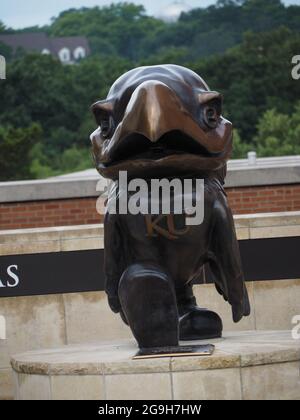 LAWRENCE, USA - 10. Jul 2021: Eine vertikale Aufnahme der KU Jayhawks-Statue im University of Kansas Natural History Museum in den USA Stockfoto