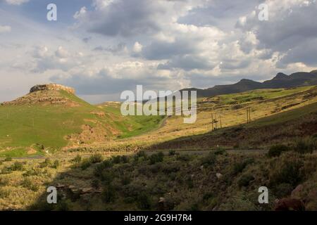 Am späten Nachmittag Blick über die Afroalpine Graslandschaft des Golden Gate Highlands National Park in den Drakensberg Mountains, Südafrika, mit der DIS Stockfoto