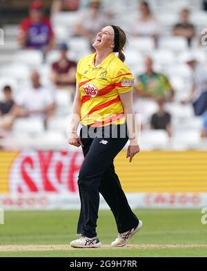 Sammy-Jo Johnson von Trent Rockets feiert die Aufnahme des Wickels von Laura Wolvaardt von Northern Superchargers, die während des Spiels der Hundert Frauen in Trent Bridge, Nottingham, gefangen und gekrümmt wurde. Bilddatum: Montag, 26. Juli 2021. Stockfoto