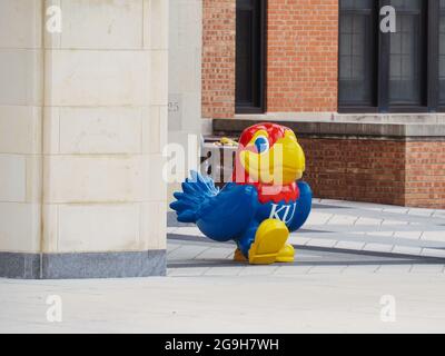 LAWRENCE, USA - 10. Jul 2021: Eine KU Jayhawks Statue am University of Kansas Natural History Museum in den USA Stockfoto