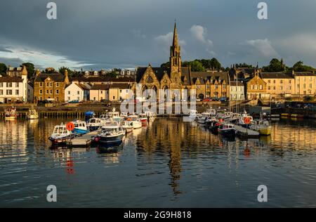 Kleine Fischerboote liegen im Hafen von Newhaven bei Sonnenuntergang, Edinburgh, Schottland, Großbritannien Stockfoto