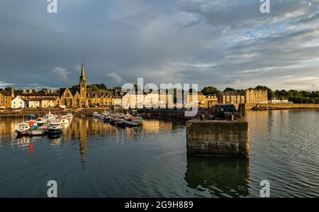 Kleine Fischerboote, die im Hafen von Newhaven, Edinburgh, Schottland, Großbritannien, festgemacht sind Stockfoto